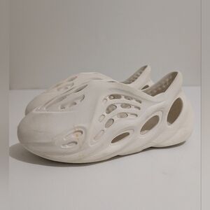 Adidas Yeezy RNNR Sand Foam Runner Kids Size 13K  Kanye Ye